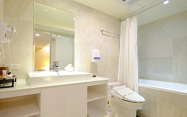 長富時尚旅店照片： 浴室