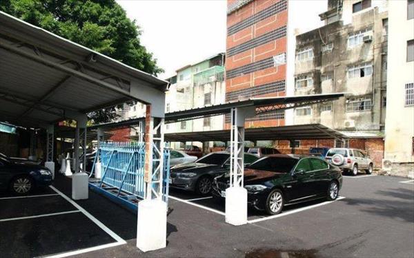 愛萊時尚旅館照片： 停車場