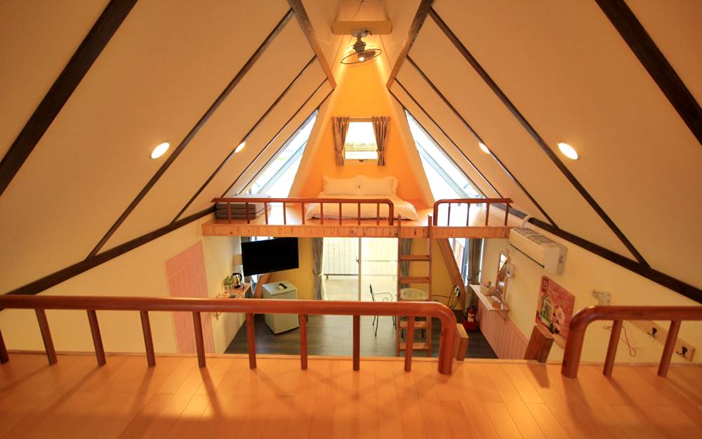 天空島上的小木屋照片： 