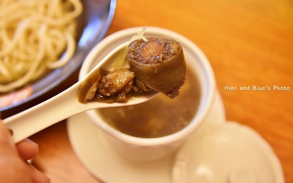 照片：「Nini and Blue」BLOG