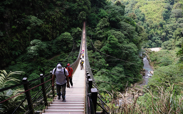 竹山天梯。跨越山谷間的巨龍